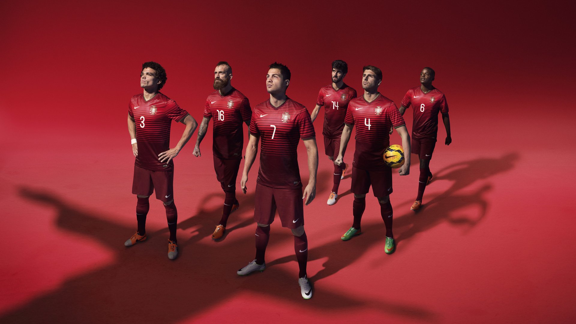 球场下雪太大,瑞士球员主动帮裁判扫线,瑞士球员受伤